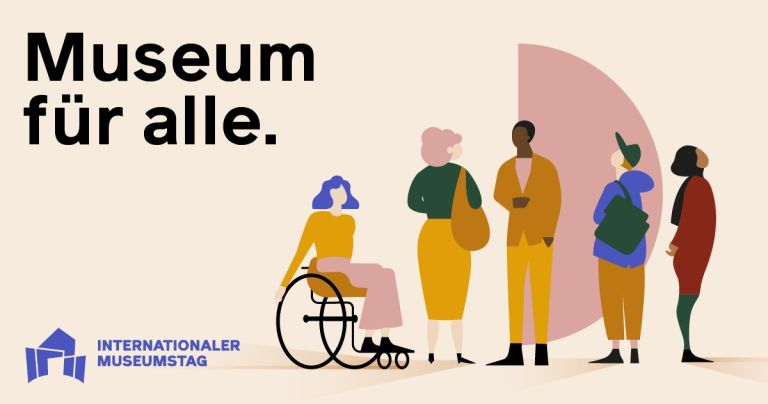 Schwarzer Schriftzug "Museum f&uuml;r alle." auf beigem Grund mit blauem Logo des Internationalen Museumstages links, rechts Illustration von mehreren stehenden Personen, eine im Rollstuhl